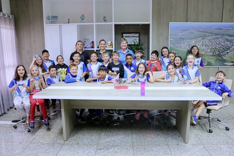 Alunos da Escola João Lorini fazem visita de conhecimento no Paço Municipal