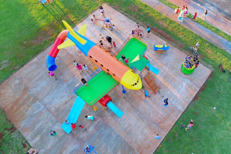 Praça Municipal Edi Willi Berghahn recebe playground em formato de avião
